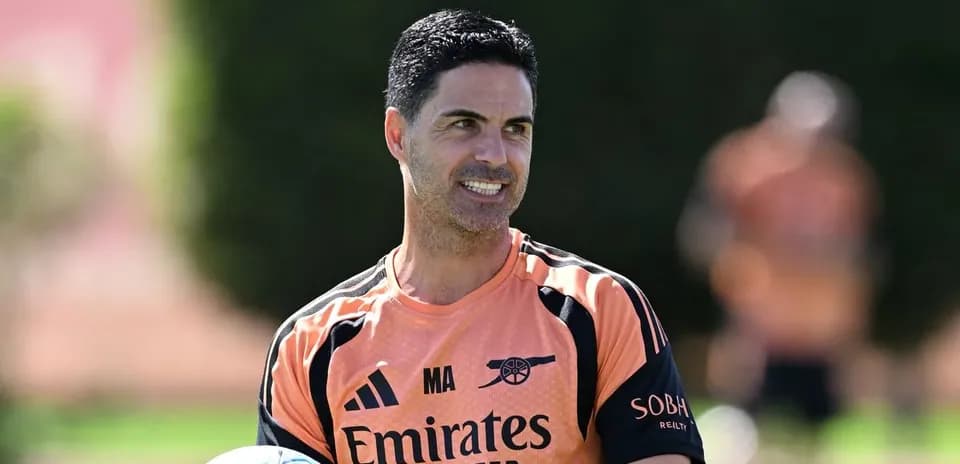 Entrenador sosteniendo un balón durante la sesión de entrenamiento