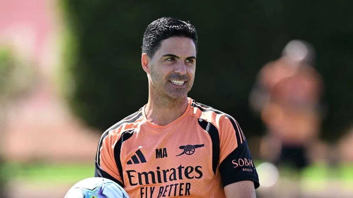Entrenador sosteniendo un balón durante la sesión de entrenamiento