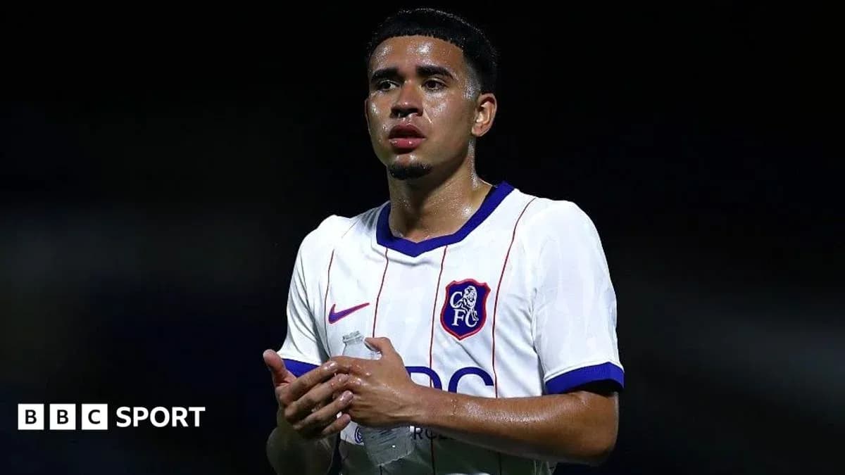 Jugador con camiseta de Chelsea sosteniendo botella de agua
