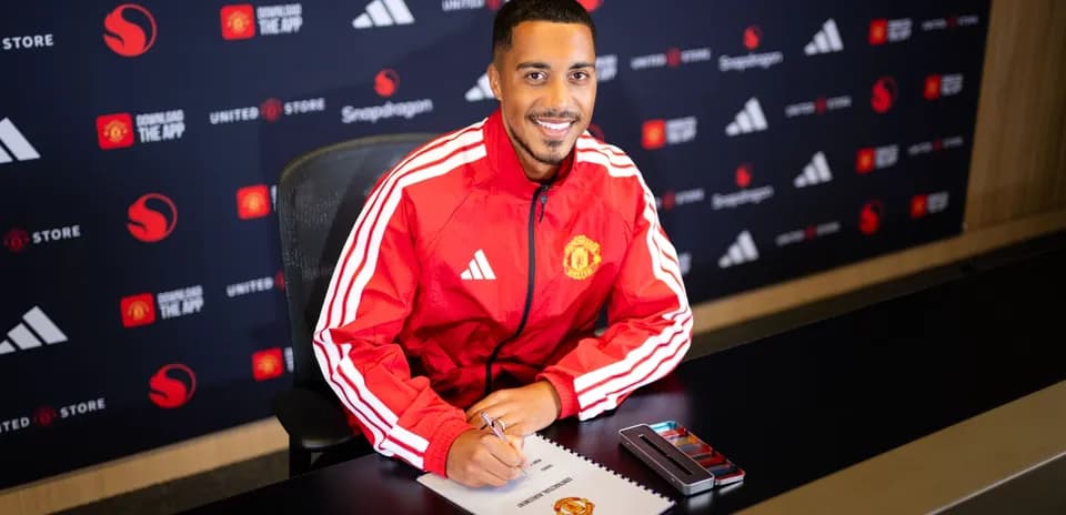 Jugador firmando contrato en conferencia de prensa