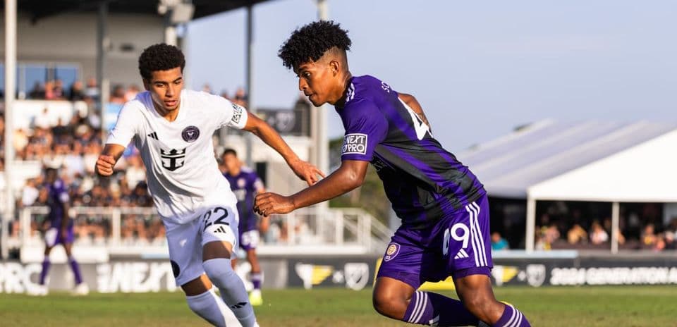 Jugadores de New England II y Orlando City II en acción
