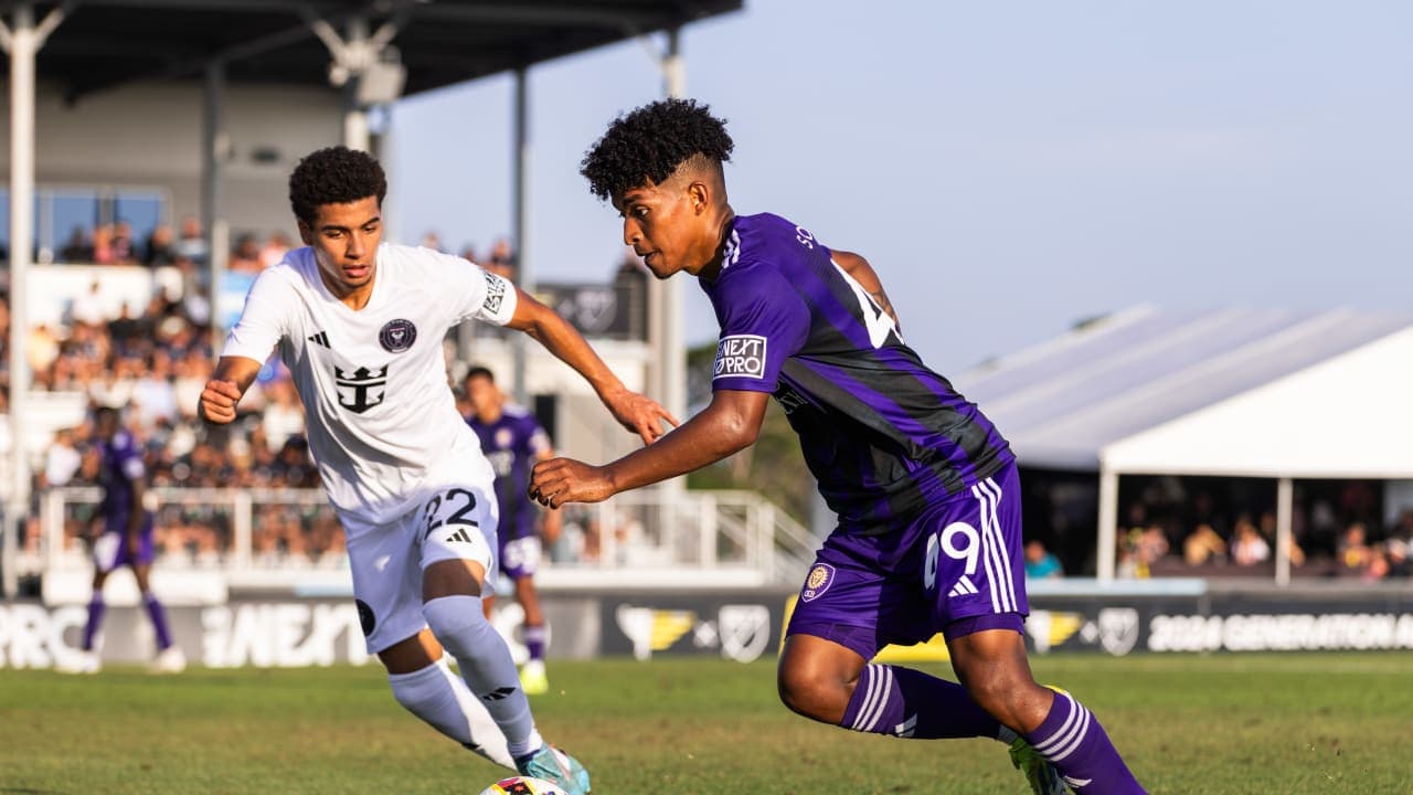 Jugadores de New England II y Orlando City II en acción