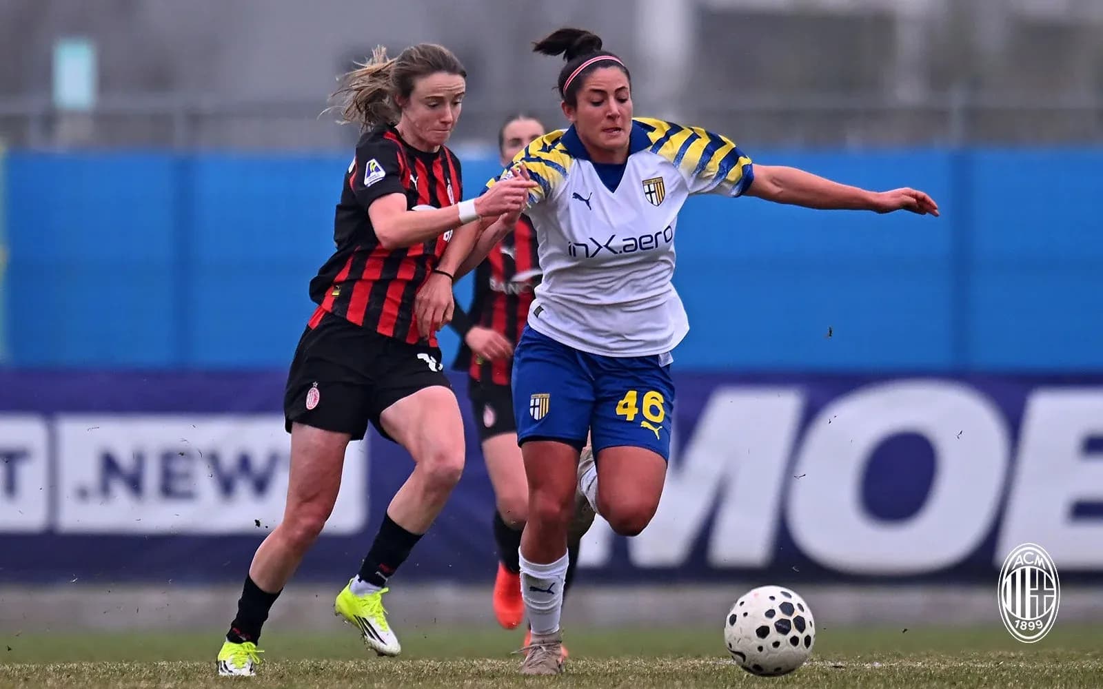 Dos jugadoras compiten por el balón en el partido