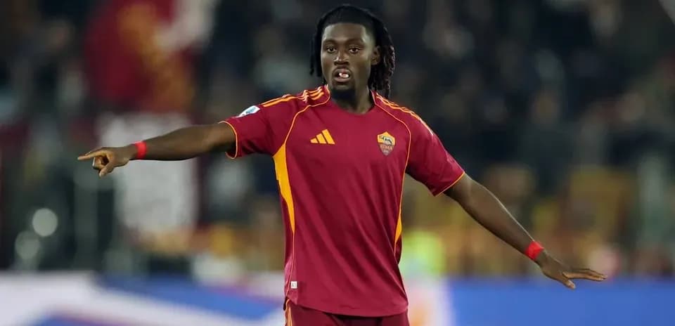 Jugador de la AS Roma dirigiendo el juego en el campo