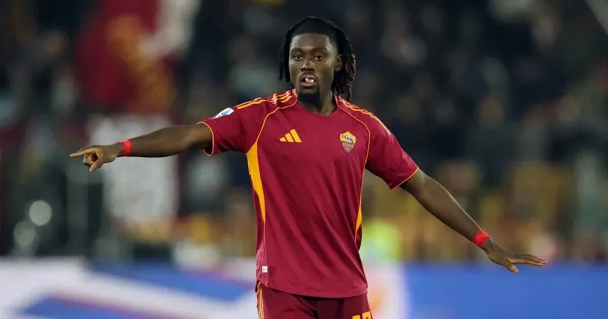 Jugador de la AS Roma dirigiendo el juego en el campo