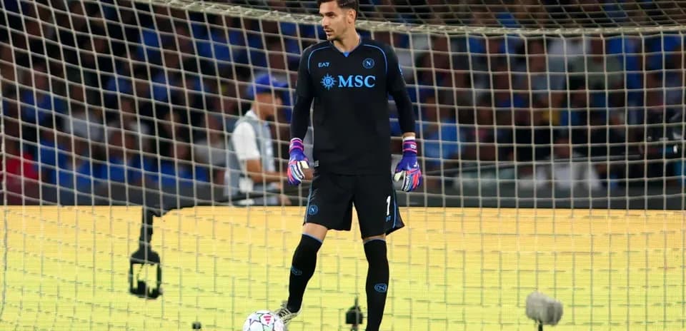 Portero de Napoli preparándose para el juego