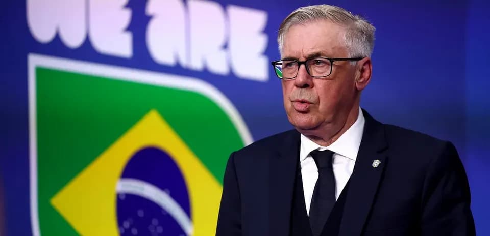Entrenador hablando frente al logo de Brasil