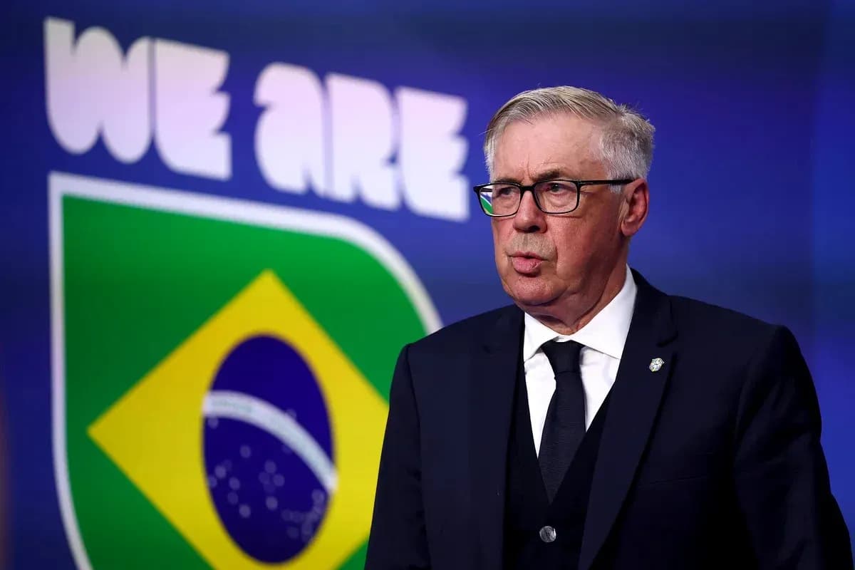 Entrenador hablando frente al logo de Brasil
