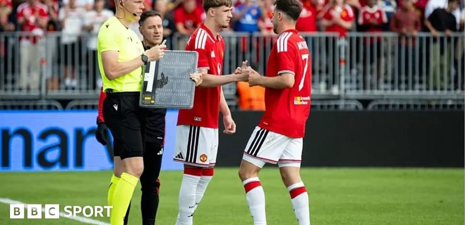 Jugadores de Manchester United haciendo un cambio