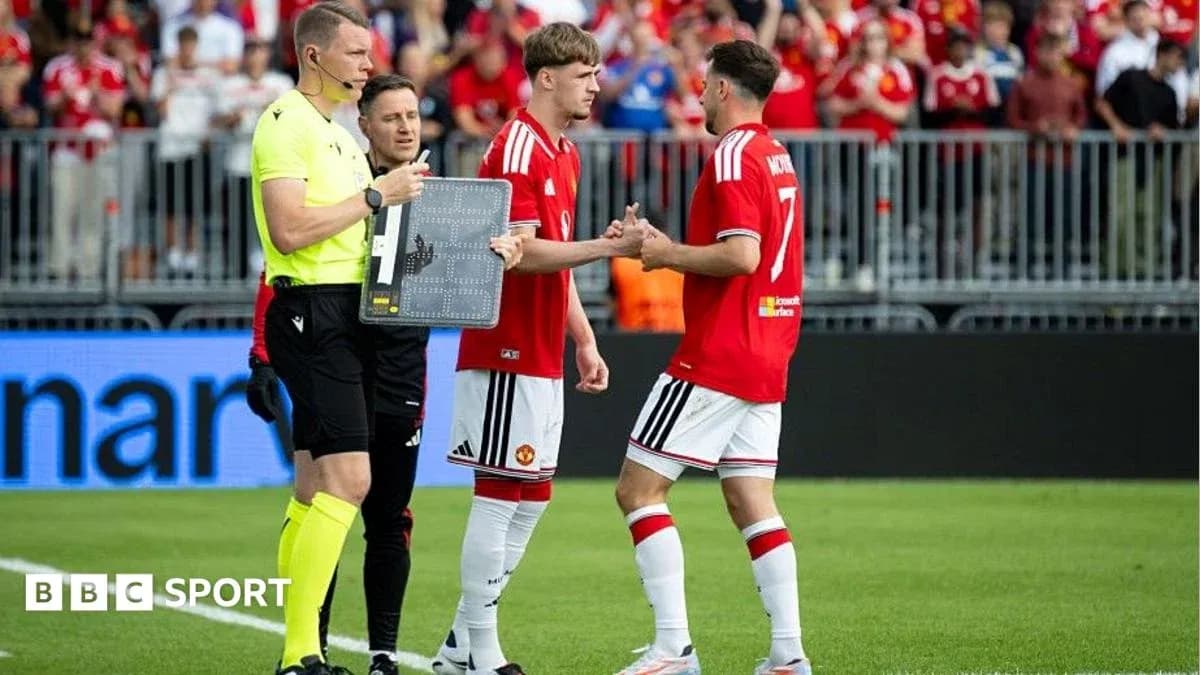 Jugadores de Manchester United haciendo un cambio