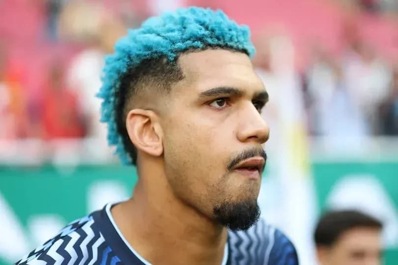 Jugador con cabello azul antes del partido