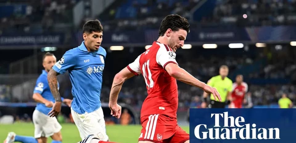 Jugador del Arsenal driblando en un partido de Champions