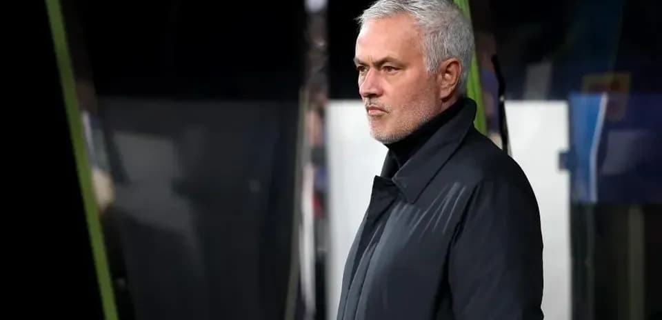 Entrenador observando el partido desde la línea lateral