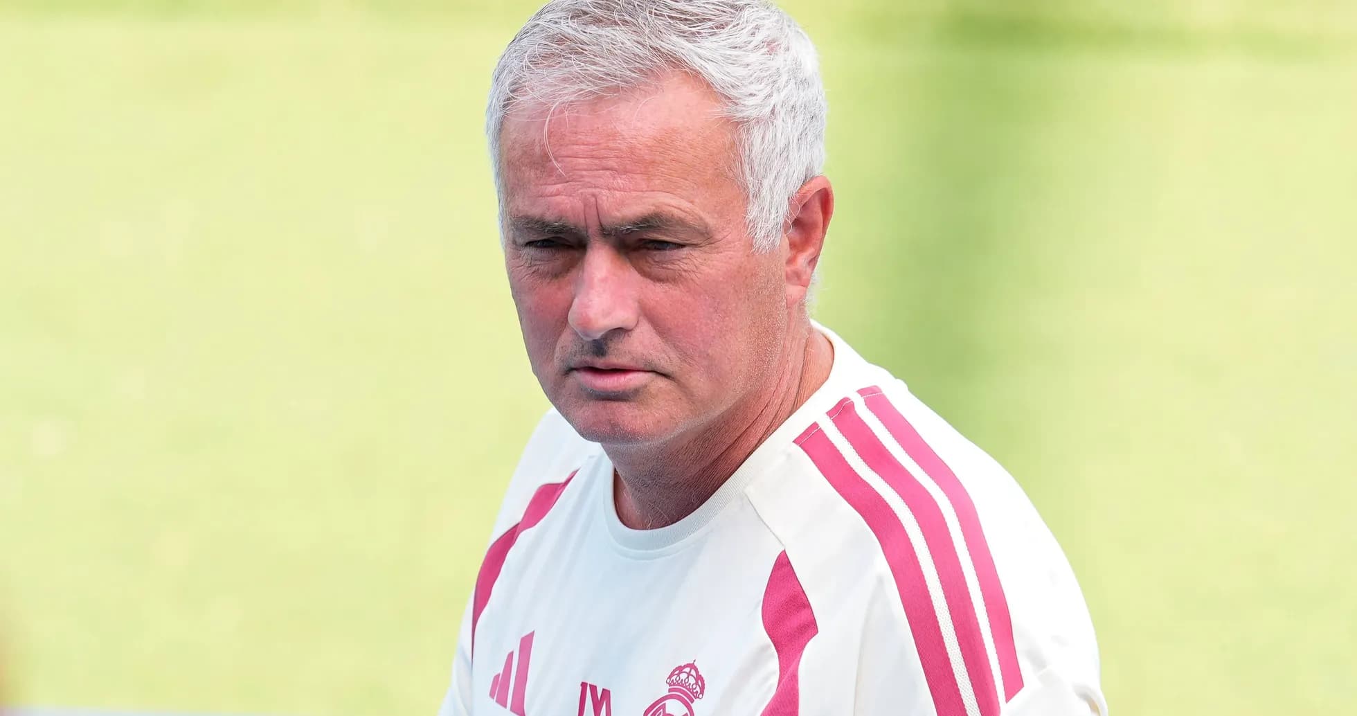 Entrenador observando durante sesión de entrenamiento