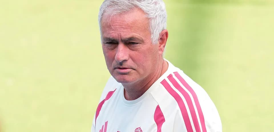 Entrenador observando durante sesión de entrenamiento