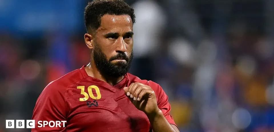 Jugador con camiseta roja durante un partido
