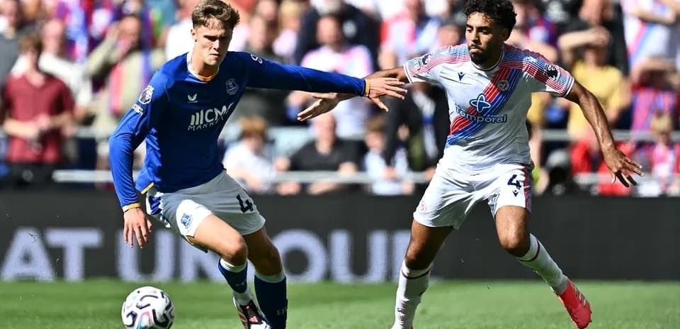 Jugadores de Everton y Crystal Palace compitiendo por el balón