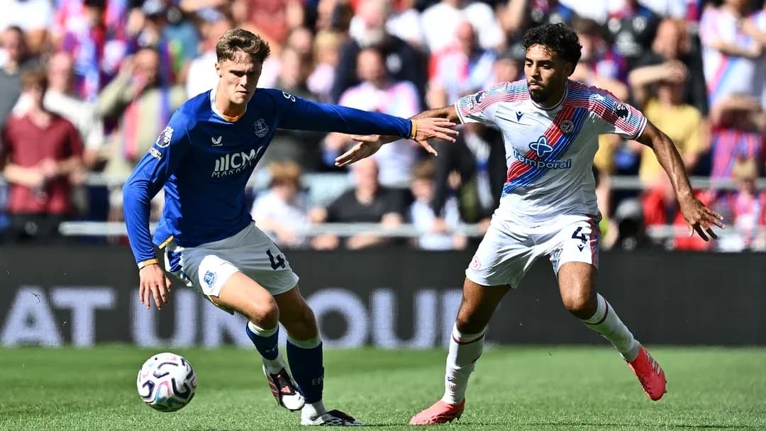 Jugadores de Everton y Crystal Palace compitiendo por el balón