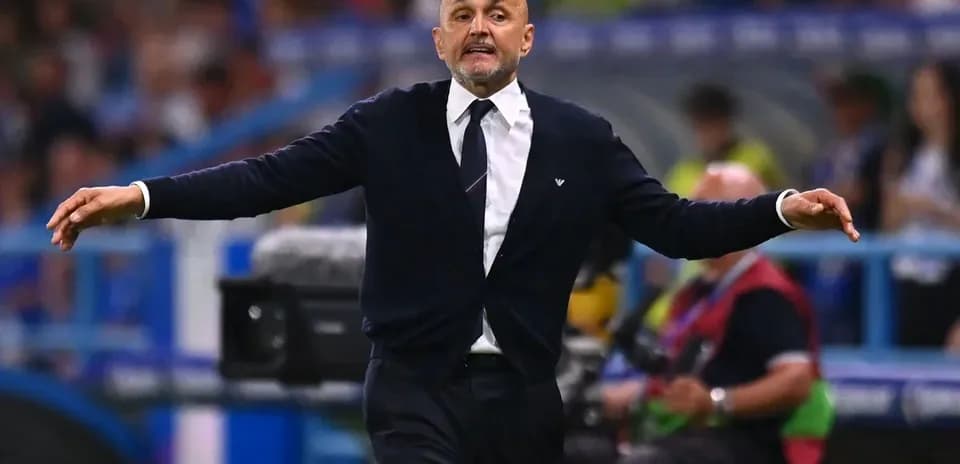 Entrenador gesticulando en la banda durante el partido