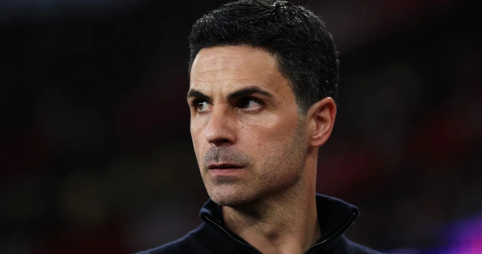 Entrenador observando el partido desde la línea lateral