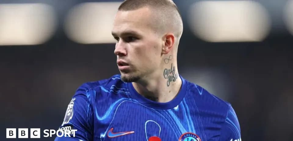 Jugador de Chelsea en uniforme durante el partido