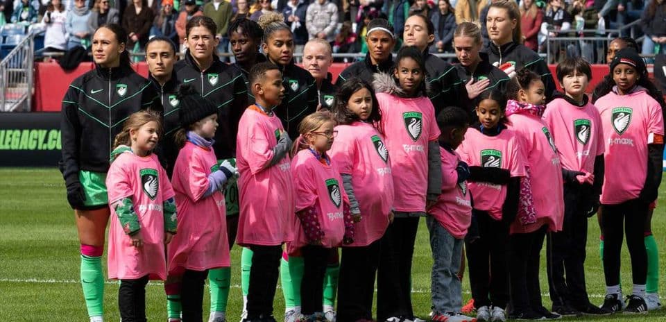 Jugadoras de Boston Legacy y niños en el campo