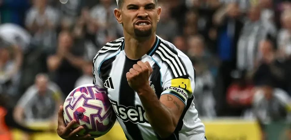 Jugador celebrando con balón durante un partido