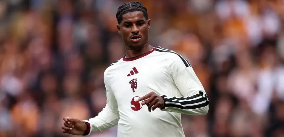 Jugador corriendo durante un partido de fútbol