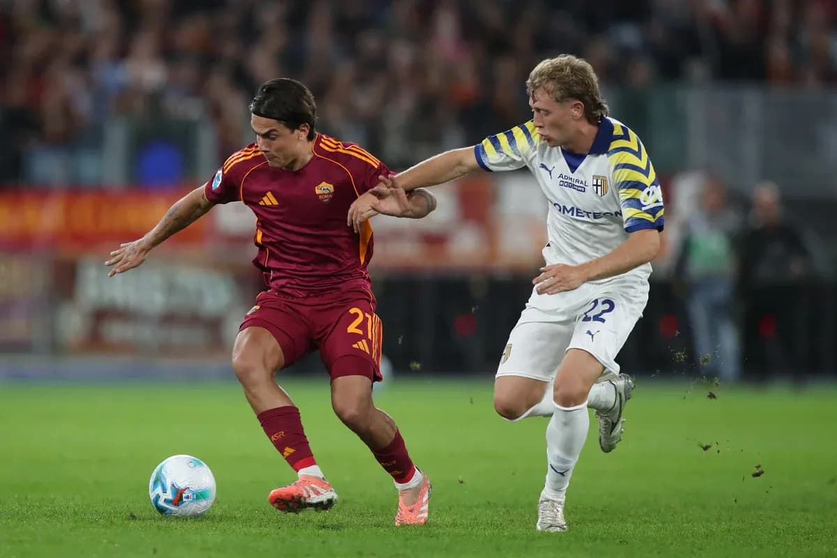Jugador de AS Roma driblando a defensor de Parma