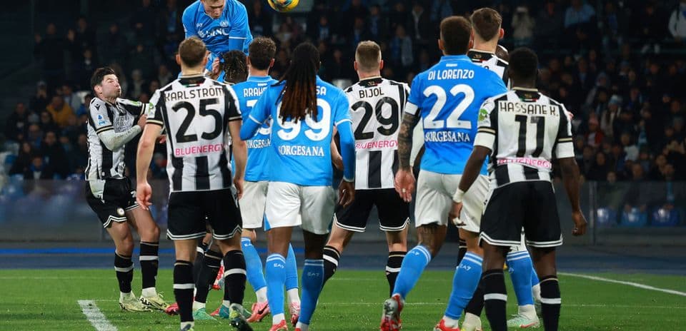 Jugador de Napoli cabeceando el balón en partido