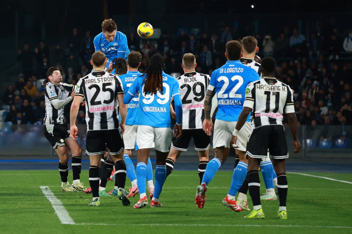 Jugador de Napoli cabeceando el balón en partido