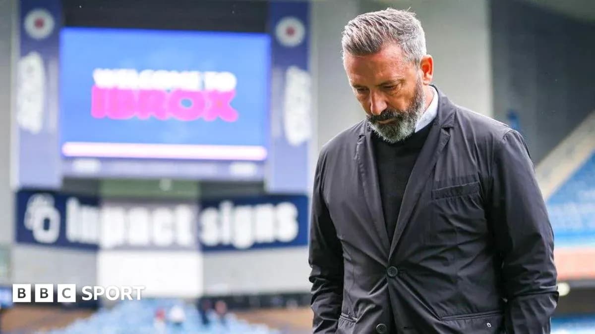 Entrenador caminando en el estadio Ibrox