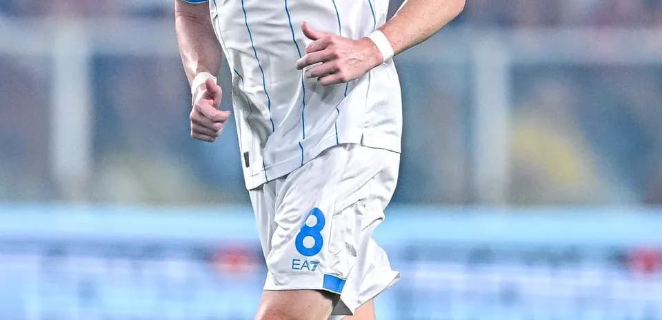Jugador de Napoli corriendo en el campo de fútbol
