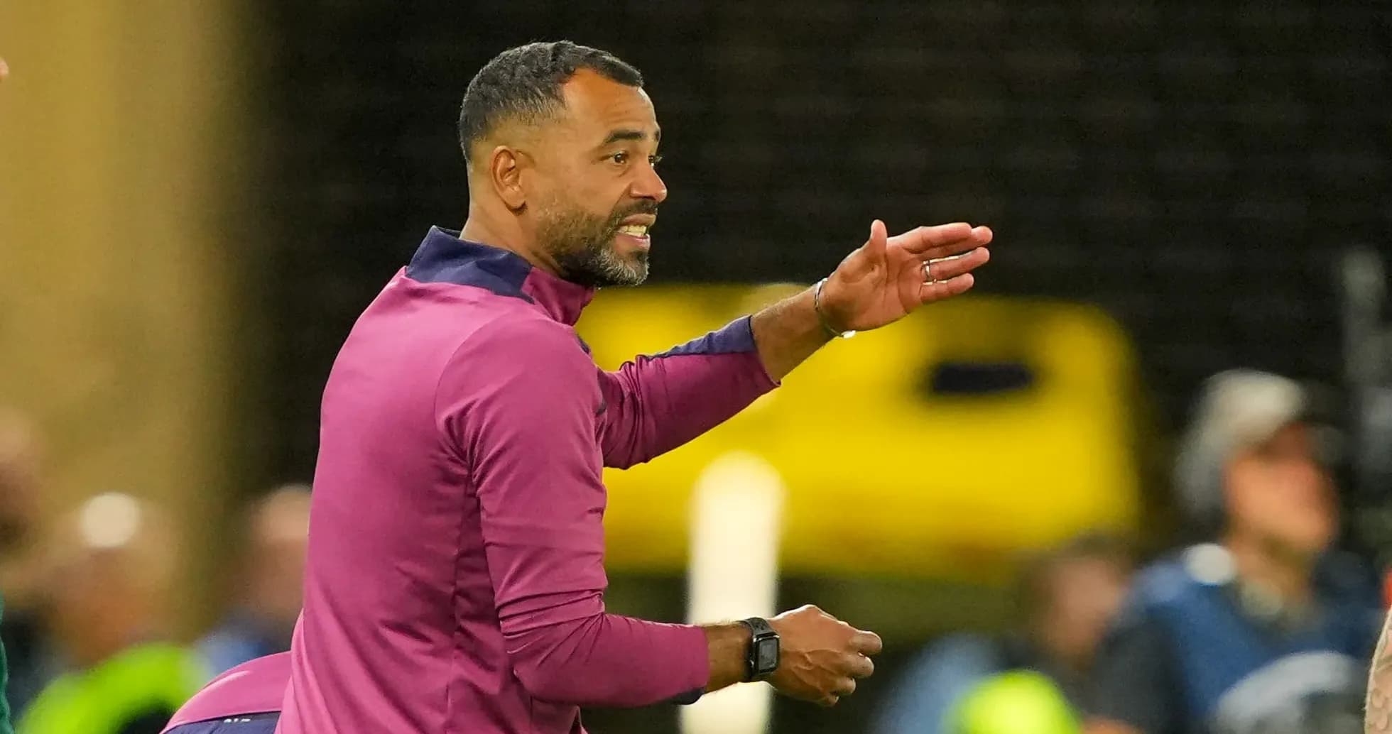 Entrenador dirigiendo a su equipo durante el partido