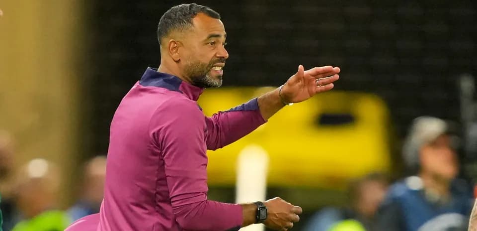 Entrenador dirigiendo a su equipo durante el partido