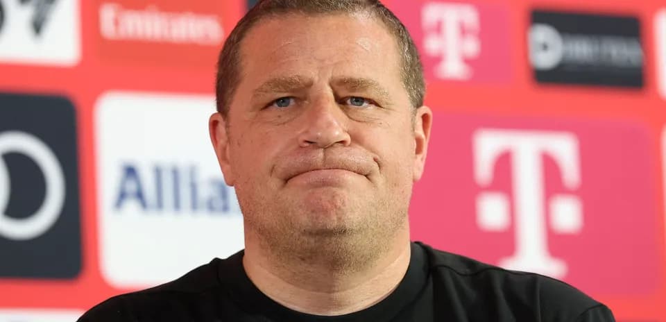 Entrenador en conferencia de prensa con fondo rojo
