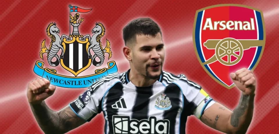 Jugador de Newcastle United celebrando con logotipos de Arsenal
