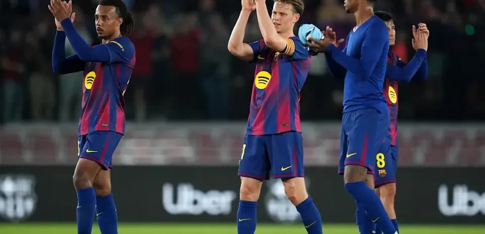 Jugadores de Barcelona aplaudiendo tras el partido