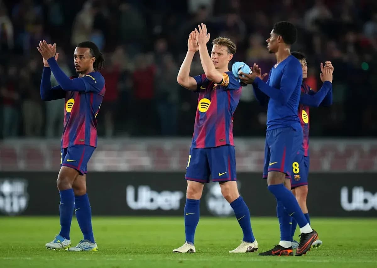 Jugadores de Barcelona aplaudiendo tras el partido