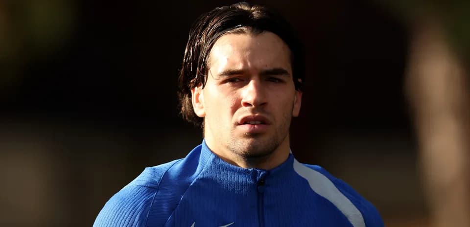 Jugador entrenando en ropa deportiva azul