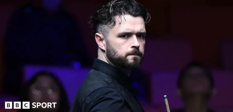 Jugador de snooker con taco en mano durante partido