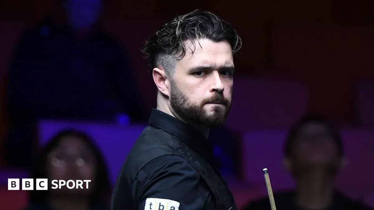 Jugador de snooker con taco en mano durante partido