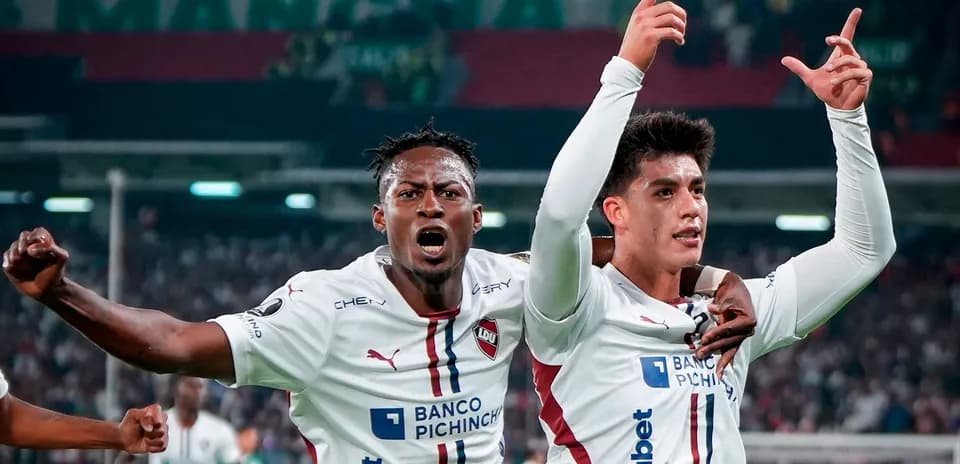 Jugadores de LDU celebrando un gol