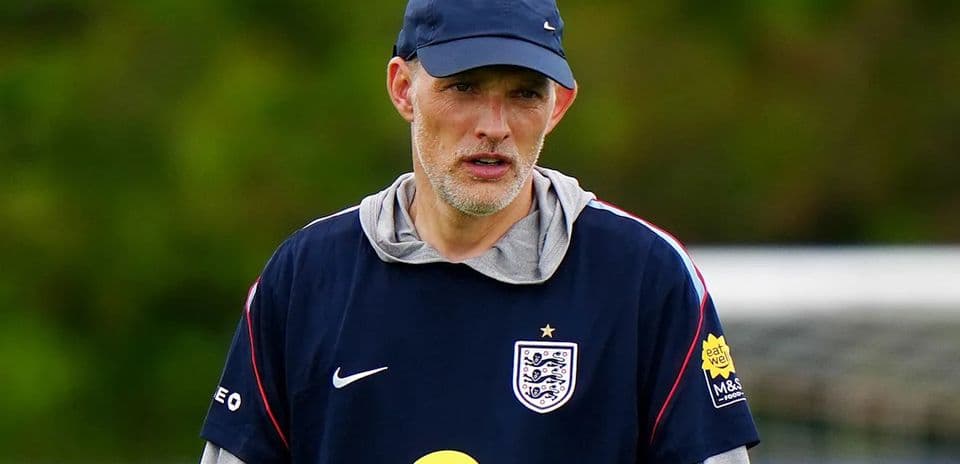 Entrenador dirigiendo la práctica del equipo inglés