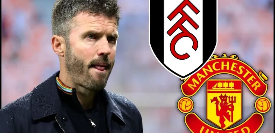 Entrenador en primer plano con escudos de Fulham y Manchester United