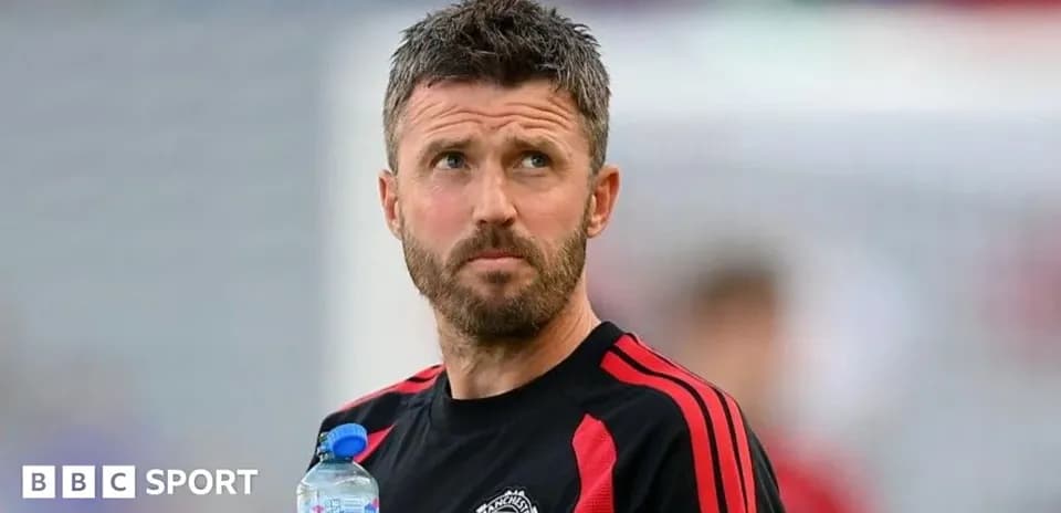 Entrenador sosteniendo una botella de agua durante el partido