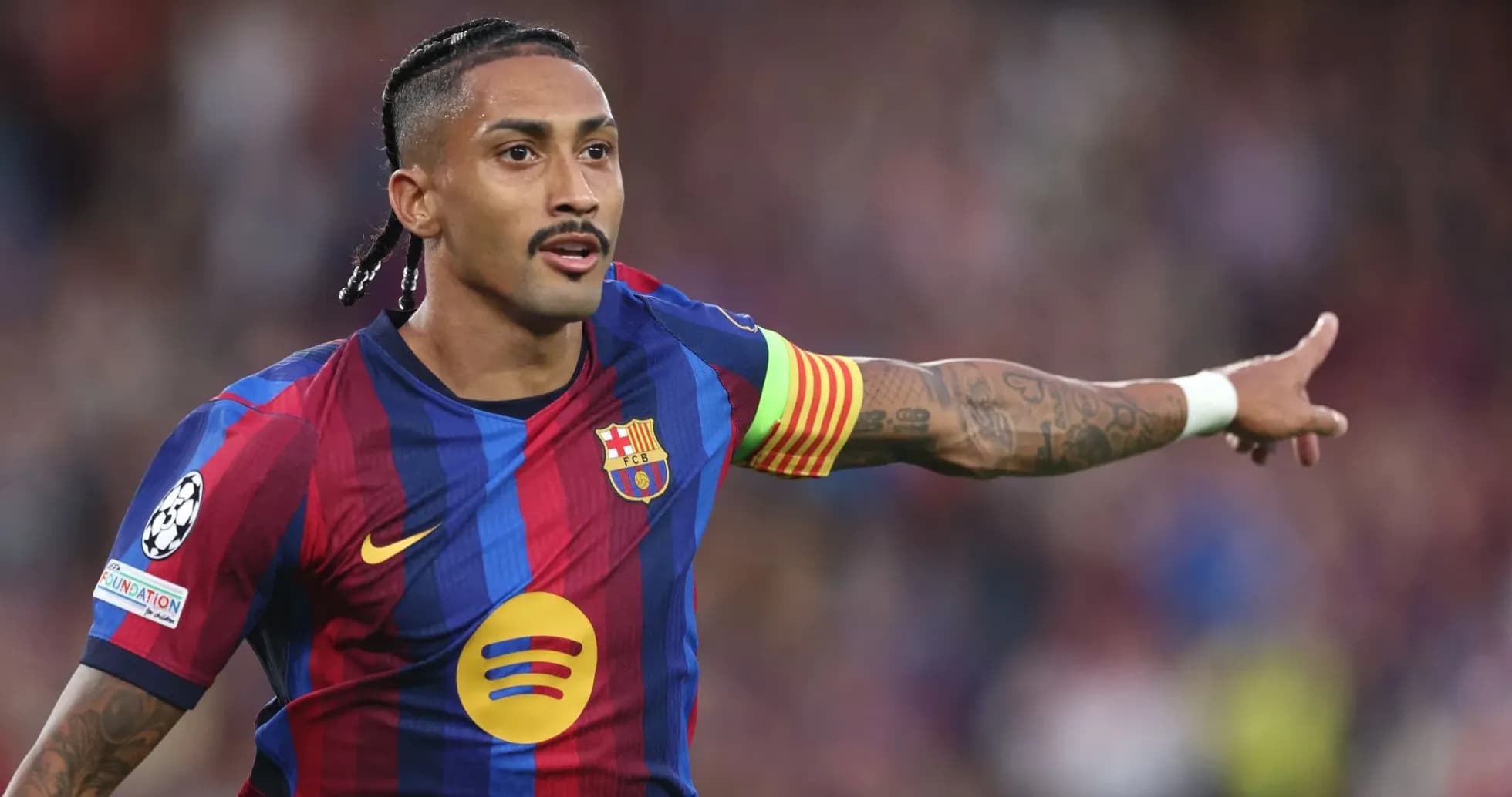 Jugador de Barcelona señalando durante el partido