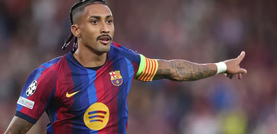 Jugador de Barcelona señalando durante el partido