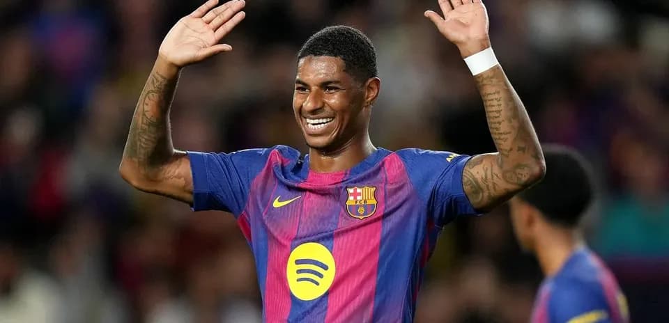 Jugador saludando a la afición en el estadio