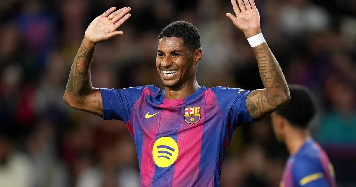 Jugador saludando a la afición en el estadio